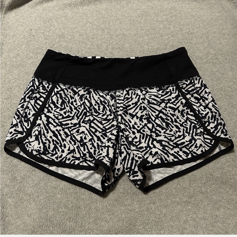 🍋 LULULEMON Run Times Shorts - 4“ Mid Rise, Size 4, Brushed Animal Black & White